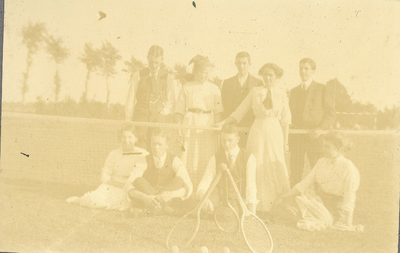 107-23 [23]. Tennisvereniging Luchtenburg, groepsfoto, juli 1913