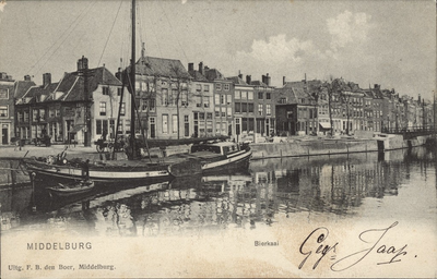111-13 Middelburg BierkaaiGezicht op de Bierkaai te Middelburg met een schip