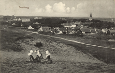 111-150 DomburgGezicht op het dorp Domburg vanaf het duin met voor drie meisjes in Walcherse klederdracht