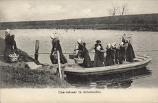 111-155 Overzetveer te ArnemuidenArnemuidse vrouwen in klederdracht met manden en jukken met het veer op weg naar de ...