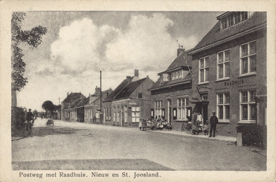111-157 Postweg met Raadhuis. Nieuw en St. JooslandGezicht in de Postweg te Nieuw- en Sint Joosland met rechts het ...