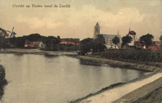 111-178 Gezicht op Tholen vanaf de ZeedijkGezicht op een deel van de stad Tholen met de molens De Hoop en De ...