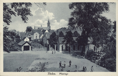 111-184 Tholen. PlantageGezicht op de Plantage te Tholen met spelende kinderen en achter het stadhuis