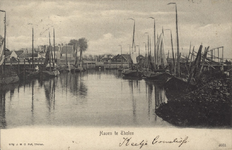 111-188 Haven te TholenGezicht in de haven van Tholen met vissersboten