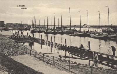 111-191 Tholen HavenGezicht in de haven van Tholen met vissersboten o.a. de TH 22, 48 en 90 en op de voorgrond oesterputten
