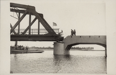 111-196 De plaatsing van de brug over de Eendracht bij Tholen