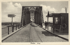 111-197 Tholen. BrugGezicht op de brug over de Eendracht met tramrails. Rechts het kantoor voor de kaartverkoop