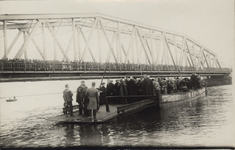 111-198 Publiek kijkt vanaf de brug over de Eendracht bij Tholen naar de pont vol genodigden tijdens de opening van de brug
