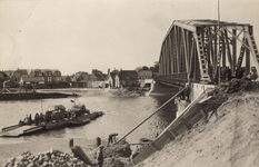 111-199 De aanleg van de brug over de Eendracht te Tholen met de pont