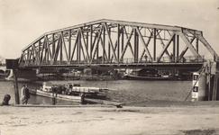 111-200 De aanleg van de brug over de Eendracht te Tholen met de pont