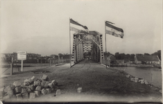 111-203 De brug naar Tholen over de Eendracht gezien van de Brabantse kant