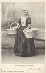 111-25 Zeeuwsche boerin (Walcheren)Een vrouw in Walcherse klederdracht met manden in een fotostudio