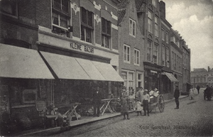 111-36 Korte Gortstraat, MiddelburgGezicht in de Korte Gortstraat met links de winkel de Kleine Bazar met de eigenaar ...
