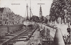 111-4 Middelburg. DroogdokGezicht op het droogdok aan de Dam te Middelburg met een schip en op de voorgrond twee ...