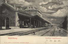 111-50 Middelburg. Stations EmplacementGezicht op het station te Middelburg met perron en loods bestelgoederen bij avond