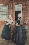 111-57 ZeelandVrouwen en een meisje in Walcherse klederdracht bij een boerderij