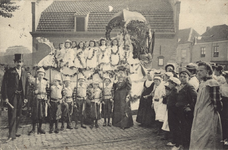 111-61 Koninklijk Bezoek aan Middelburg, 13 Sept. 1907 Optocht. Godin Flora en PiekeniersPraalwagen van de godin Flora ...