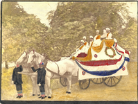 113 Foto (ingekleurd) van een Triomfwagen te Tholen, 13 mei 1889. 1 foto