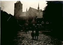 120 Foto van de Markt te Tholen, met kinderen, [c. 1910]. 1 foto
