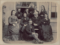 14-11 [11]. Dr Joost van der Burght, met familieleden en dienstbode, [c. 1898]