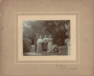 14-13 [13]. Familie Wagtho-van der Burght, met hond, [c. 1905]