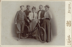 14-14 [14]. Abraham Roest, Anthony Noske, Nelly Roest, Jan, Jobje, vrienden uit Middelburg, met rijwiel, [c. 1890]