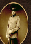 142 Portretfoto van Jan van Vredenburch, in officiersuniform Bergen op Zoom/Roosendaal, [c. 1920]. 1 foto