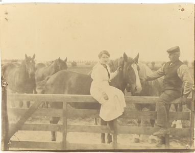 30-6 [6]. Helena Christina Wagtho op paard, met een knecht, [c. 1915]
