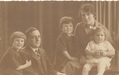 32-12 [12]. Familie J.F. Weijnman-Wagtho (Jaap, Joost, Nel) in Zaandam Zaandam, nov. 1926