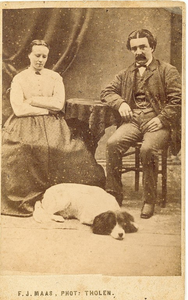 55-9 [9]. Dr Joost van der Burght en Helena Christina van Haaften, met hond Tholen, [c. 1877]