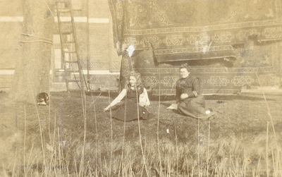 66-44 [44]. Familie Wagtho, Luchtenburg, tapijten drogen, mrt. 1911
