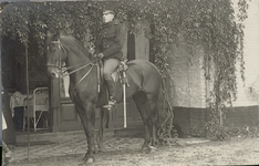 75-20 [20]. Adjudant Cie 45 LW, J.F.W. Hendriks te paard, Venlo, 31 okt. 1914
