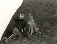 75-25 [25]. Een officier van de artillerie, met een Duitse herdershond te 's-Gravenhage 's-Gravenhage, 1920