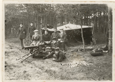 75-26 [26]. Mitrailleur in stelling, bivak Westerwijk, 4 juni 1913