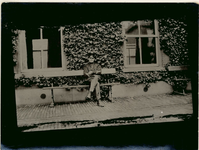 75-29 [29]. Een officier op een bank voor een huis, oefening, juni 1913