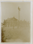 75-32 [32]. Hoofdcursus te Kampen, winter 1911/12. Officier op een paal (32), J.F. Weijnman op wacht (33)