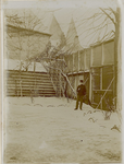 75-33 [33]. Hoofdcursus te Kampen, Officier op een paal (32), J.F. Weijnman op wacht (33), winter 1911/12
