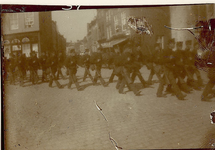 75-39 [39]. Militairen op de Markt te Middelburg, [c. 1914]