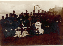 75-40 [40]. Officieren met hun familie, artillerie te 's-Gravenhage, [c. 1919]