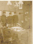 75-41 [41]. 3 officieren melden zich bij de commandant, 's-Gravenhage, [c. 1919]