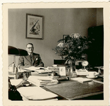 92-2 [2]. Dhr. De Greef, achter zijn bureau in het kantoor van de Artillerie Inrichtingen Hembrug te Amsterdam, 14 okt. 1941