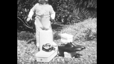 54.7 [Kind en schoenen], 1933-1934