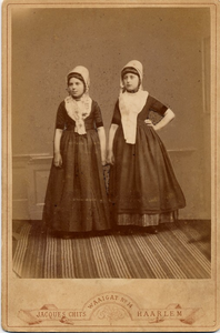 6-3 Jkv. Cornelia Levina Maria [Cor] Schorer (1873-1948) (links) en Emma Jeanne Cornelia [Jeanne] de Clercq van Weel ...