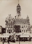 1981.131-2 Gezicht op het Stadhuis van Middelburg vanaf de Markt, met kraampjes