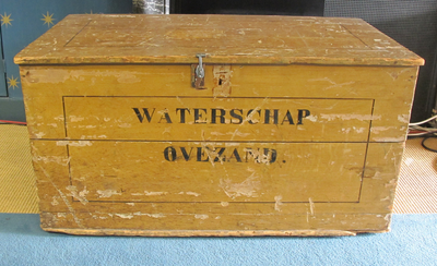 WS0014 Kist met opschrift Waterschap Ovezand, handvaten aan weerskanten, sluiting aan voorkant