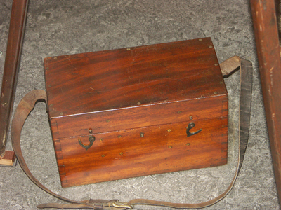 WS000051 Kist voor waterpasinstrument van pallisanderhout, met leren draagriem, twee haakjes en een slot