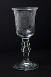 WS3615 Drinkglas met klassieke balusterstam en radgravure bestaande uit wapen Zierikzee geflankeerd door zeemeermin- en ...