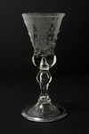 WS3617 Drinkglas met klassieke balusterstam en radgravure (Duitse tekst)