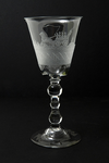 WS3618 Drinkglas met klassieke balusterstam en radgravure: afbeelding van een heistelling, schouwwagen en bel om het ...