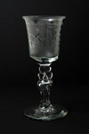 WS3619 Drinkglas met klassieke balusterstam en radgravure: afbeelding van een schip en de tekst: Het Welvaaren van Zeeland